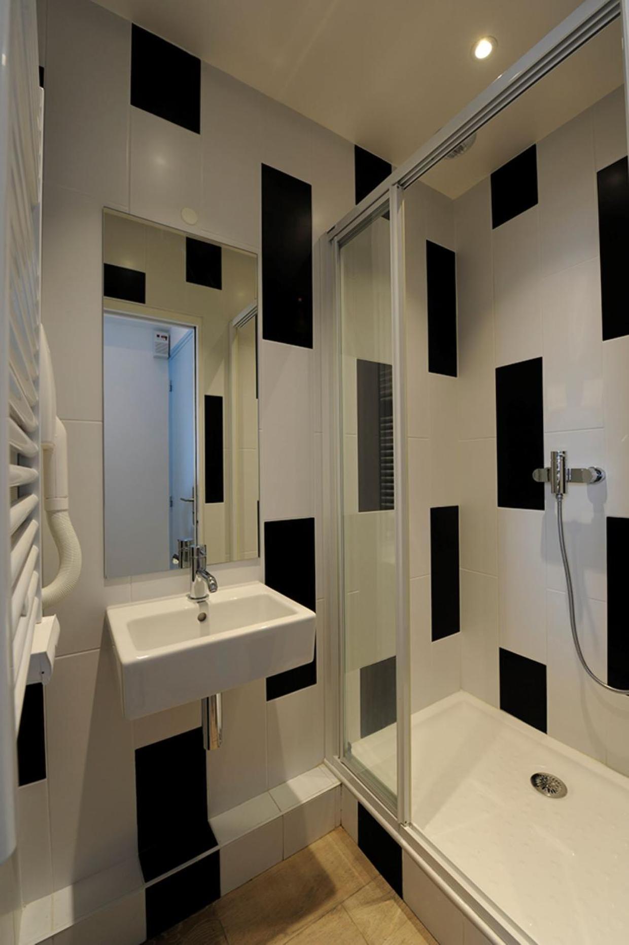 Quadruple Room Shower